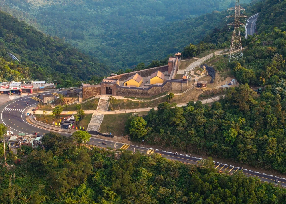 TOUR SĂN MÂY HẢI VÂN QUAN – NGẮM BÌNH MINH & CÀ PHÊ TRÊN ĐÈO
